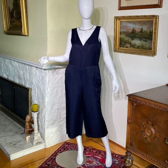 Pants - Banana Republic Tie Back V Neck Sleeveless Cropped Jumper